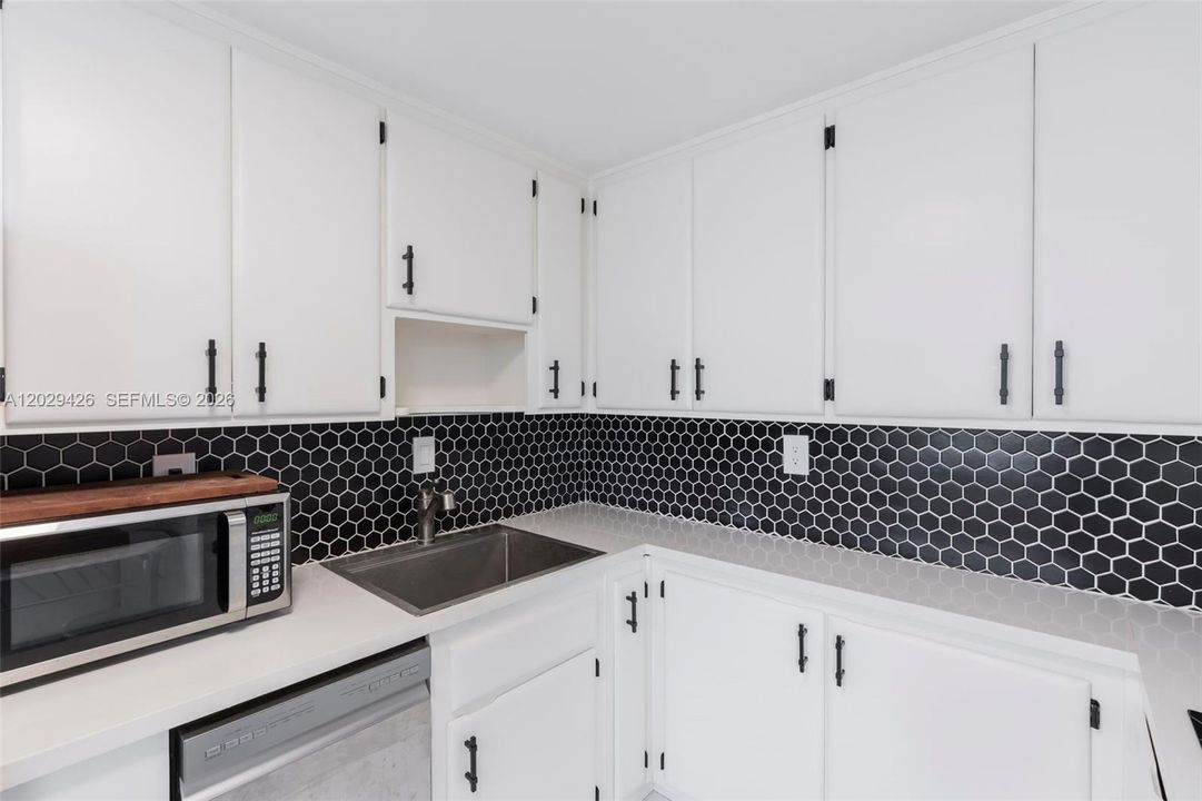 For Sale: $325,000 (1 beds, 1 baths, 798 Square Feet)