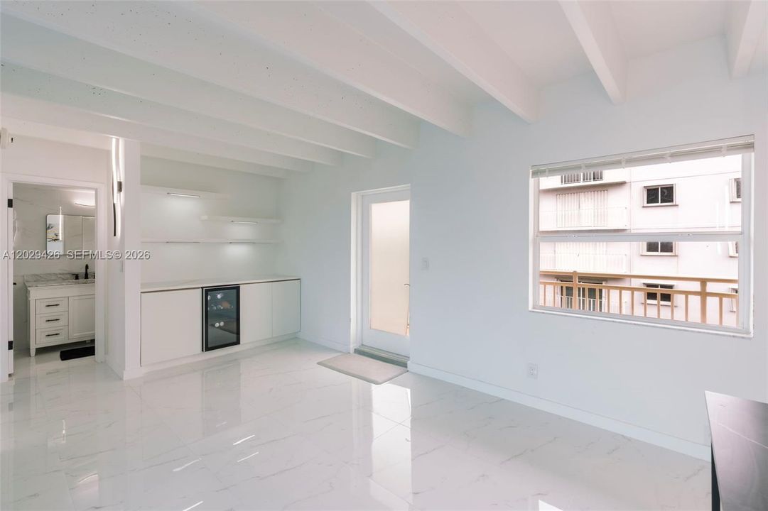 For Sale: $325,000 (1 beds, 1 baths, 798 Square Feet)