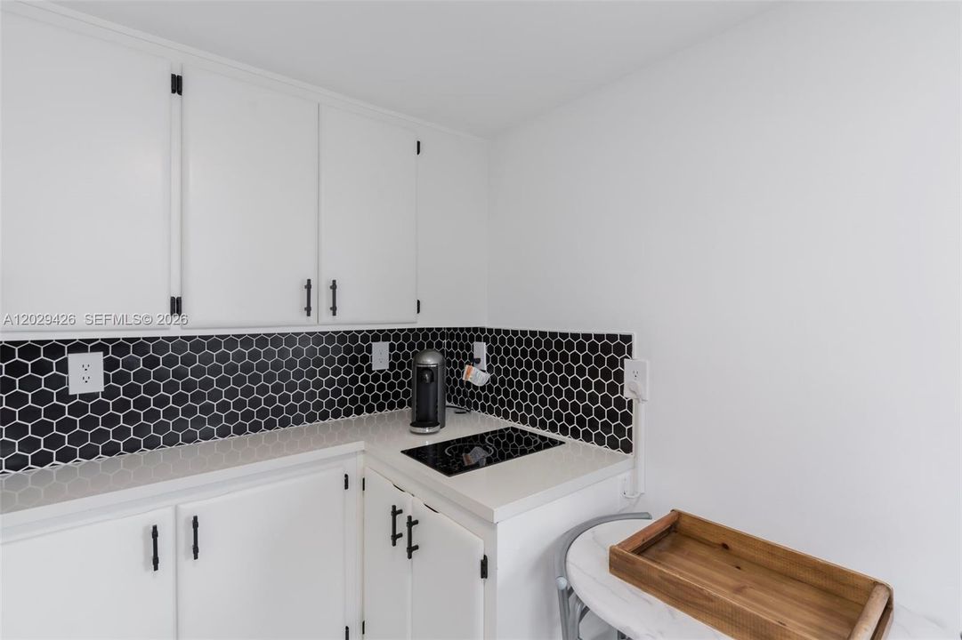 For Sale: $325,000 (1 beds, 1 baths, 798 Square Feet)