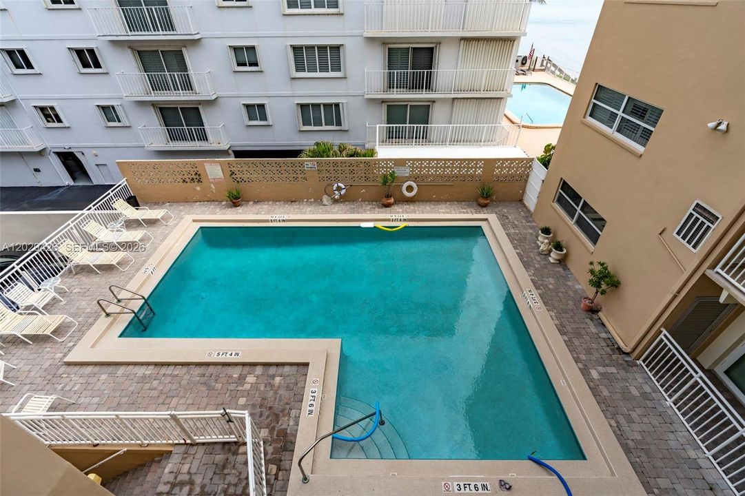 For Sale: $325,000 (1 beds, 1 baths, 798 Square Feet)
