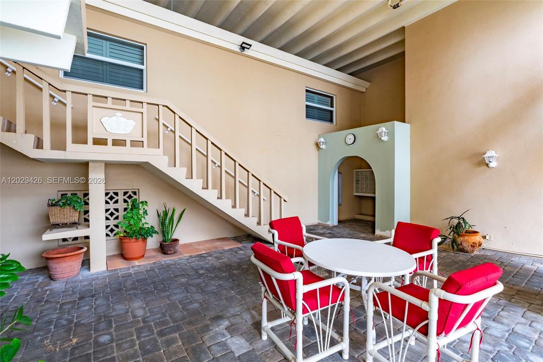 For Sale: $325,000 (1 beds, 1 baths, 798 Square Feet)