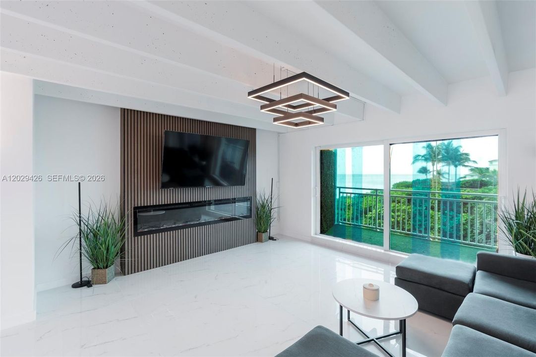 For Sale: $325,000 (1 beds, 1 baths, 798 Square Feet)
