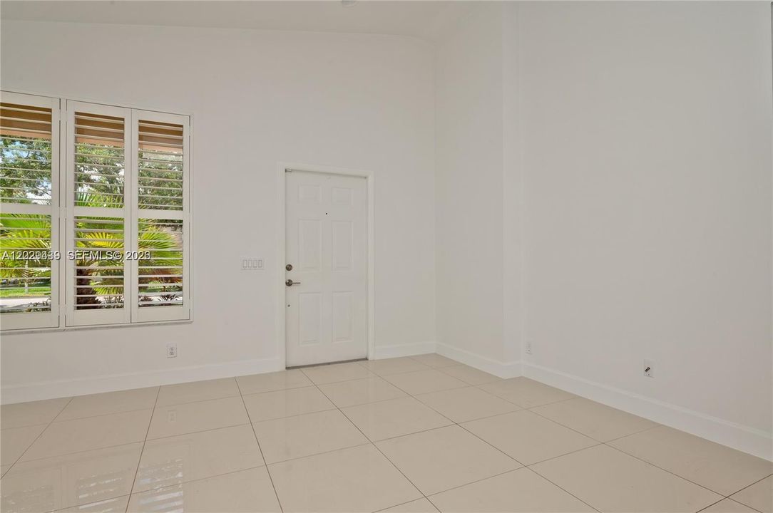 Activo con contrato: $4,100 (3 camas, 2 baños, 1440 Pies cuadrados)