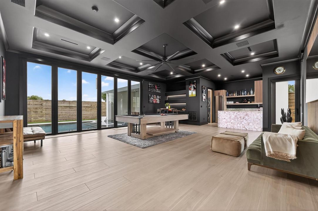 GAMEROOM / MULTIGENERATIONAL SUITE