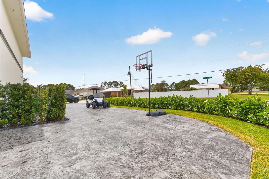 SIDE DRIVEWAY