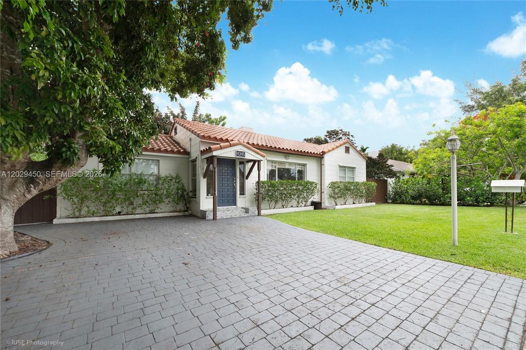 For Sale: $1,275,000 (3 beds, 2 baths, 1783 Square Feet)