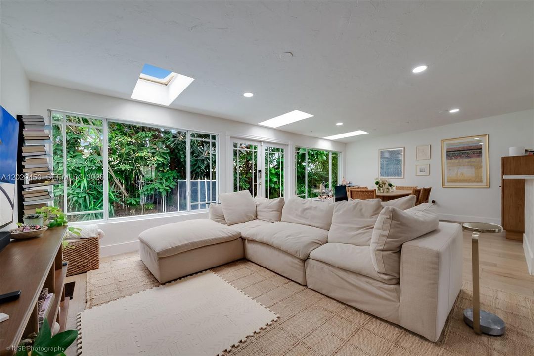 For Sale: $1,275,000 (3 beds, 2 baths, 1783 Square Feet)