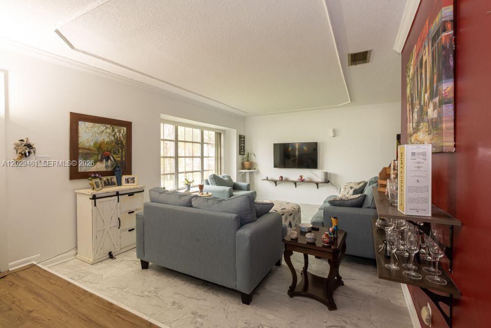 En Venta: $555,000 (4 camas, 2 baños, 1629 Pies cuadrados)