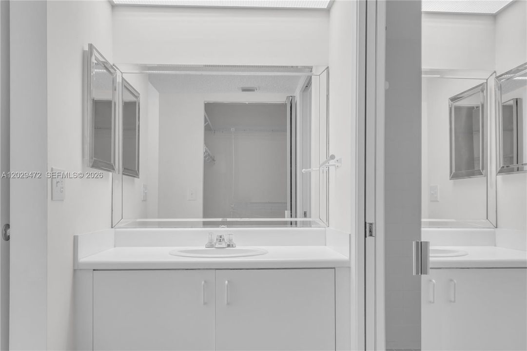 Под контрактом: $245,000 (2 спален, 2 ванн, 1207 Квадратных фут)