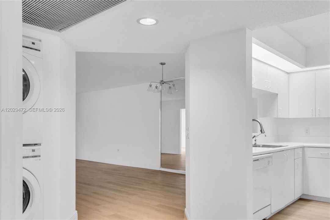 Под контрактом: $245,000 (2 спален, 2 ванн, 1207 Квадратных фут)