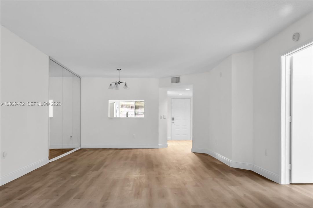 Под контрактом: $245,000 (2 спален, 2 ванн, 1207 Квадратных фут)