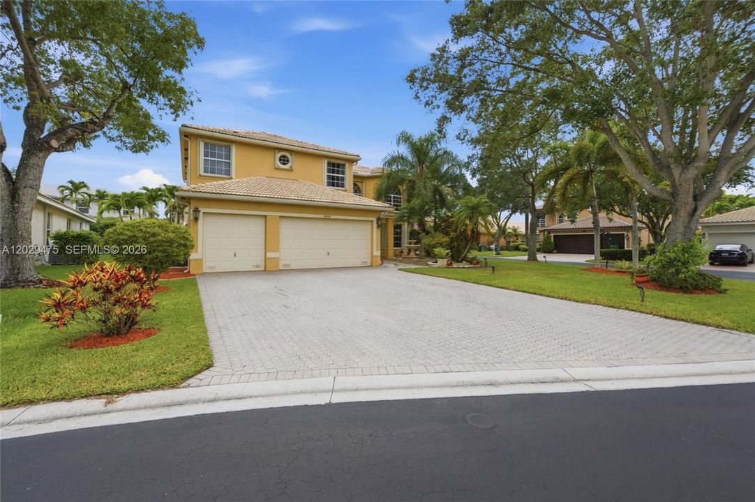 For Sale: $899,000 (5 beds, 3 baths, 3070 Square Feet)