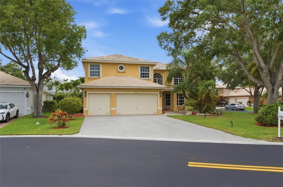 For Sale: $899,000 (5 beds, 3 baths, 3070 Square Feet)