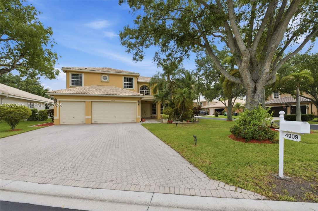 For Sale: $899,000 (5 beds, 3 baths, 3070 Square Feet)