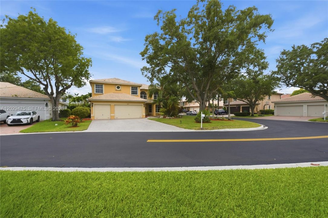 For Sale: $899,000 (5 beds, 3 baths, 3070 Square Feet)