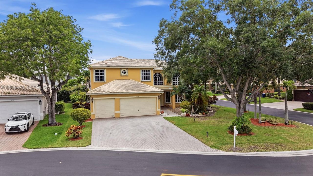 For Sale: $899,000 (5 beds, 3 baths, 3070 Square Feet)