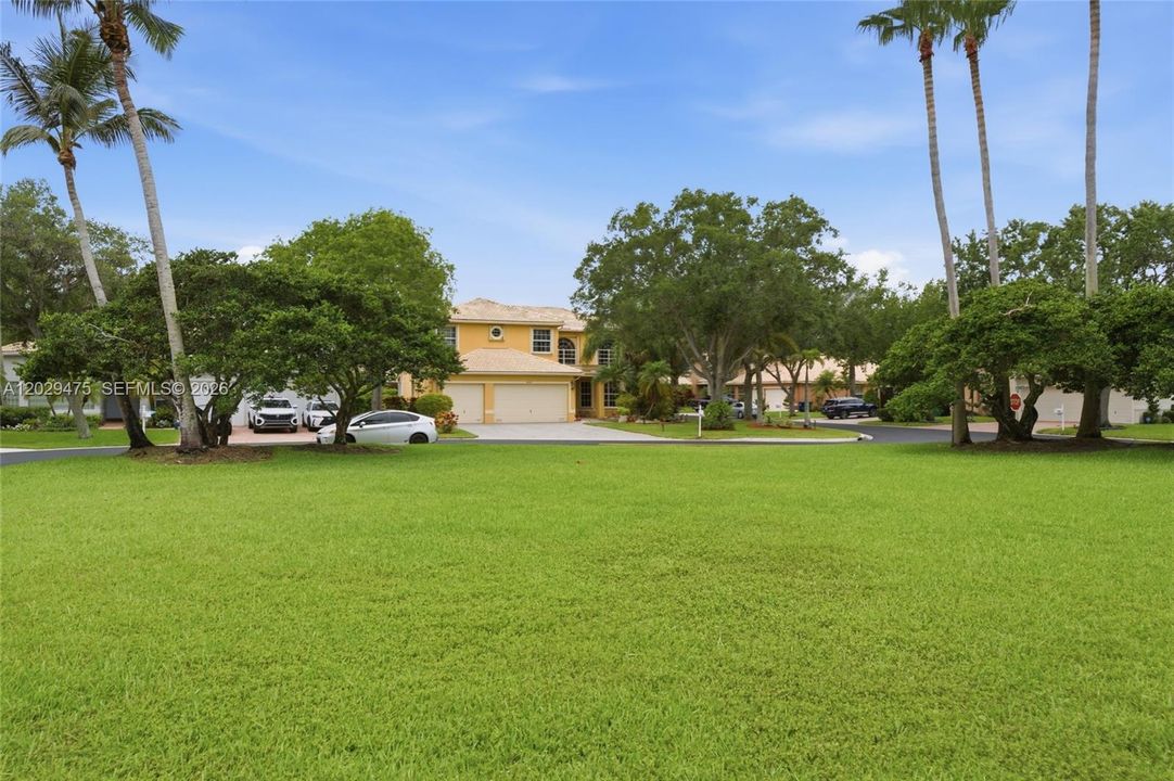 For Sale: $899,000 (5 beds, 3 baths, 3070 Square Feet)