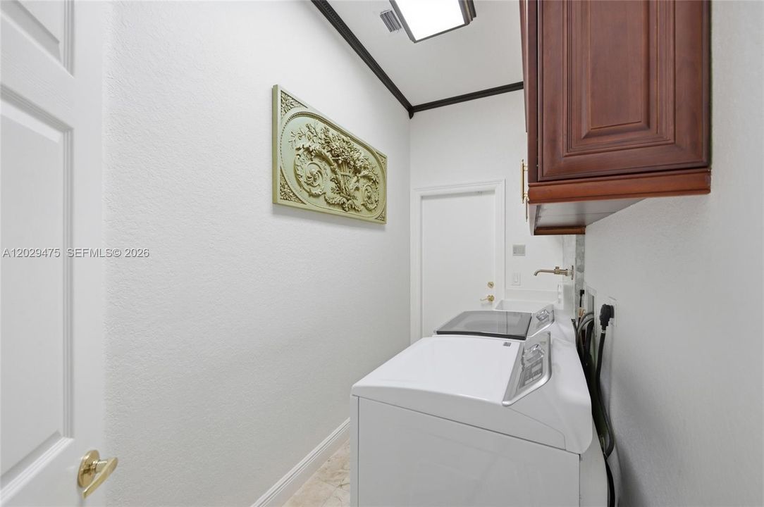 For Sale: $899,000 (5 beds, 3 baths, 3070 Square Feet)