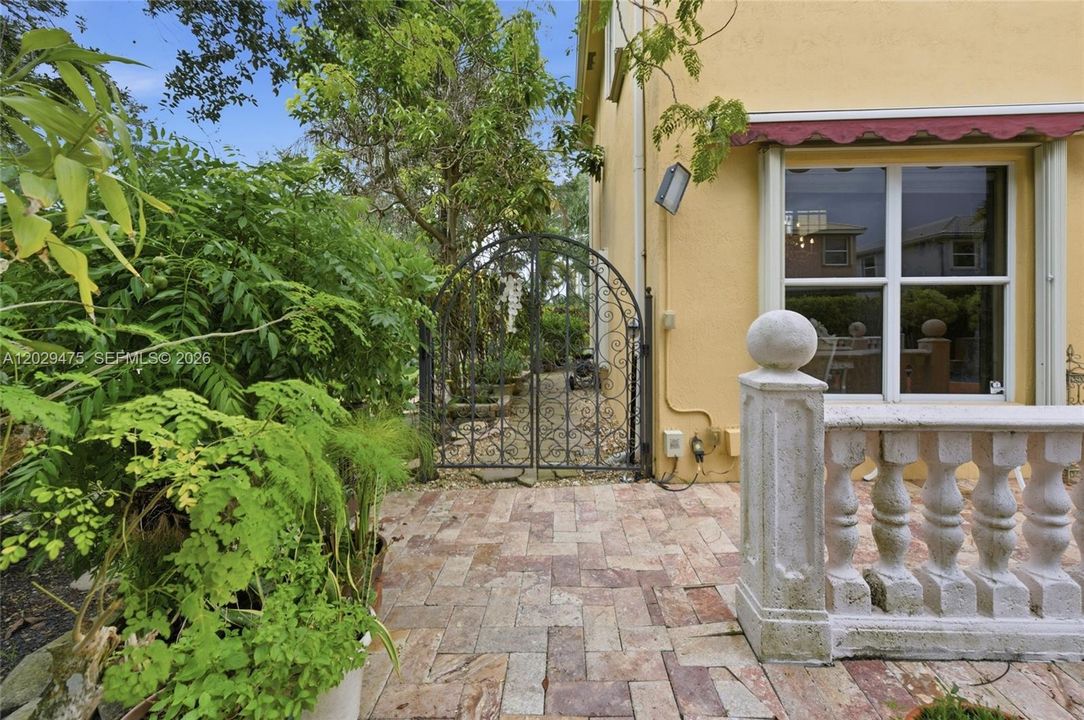 For Sale: $899,000 (5 beds, 3 baths, 3070 Square Feet)