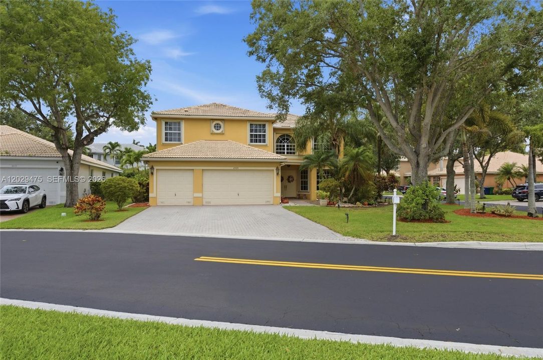 For Sale: $899,000 (5 beds, 3 baths, 3070 Square Feet)