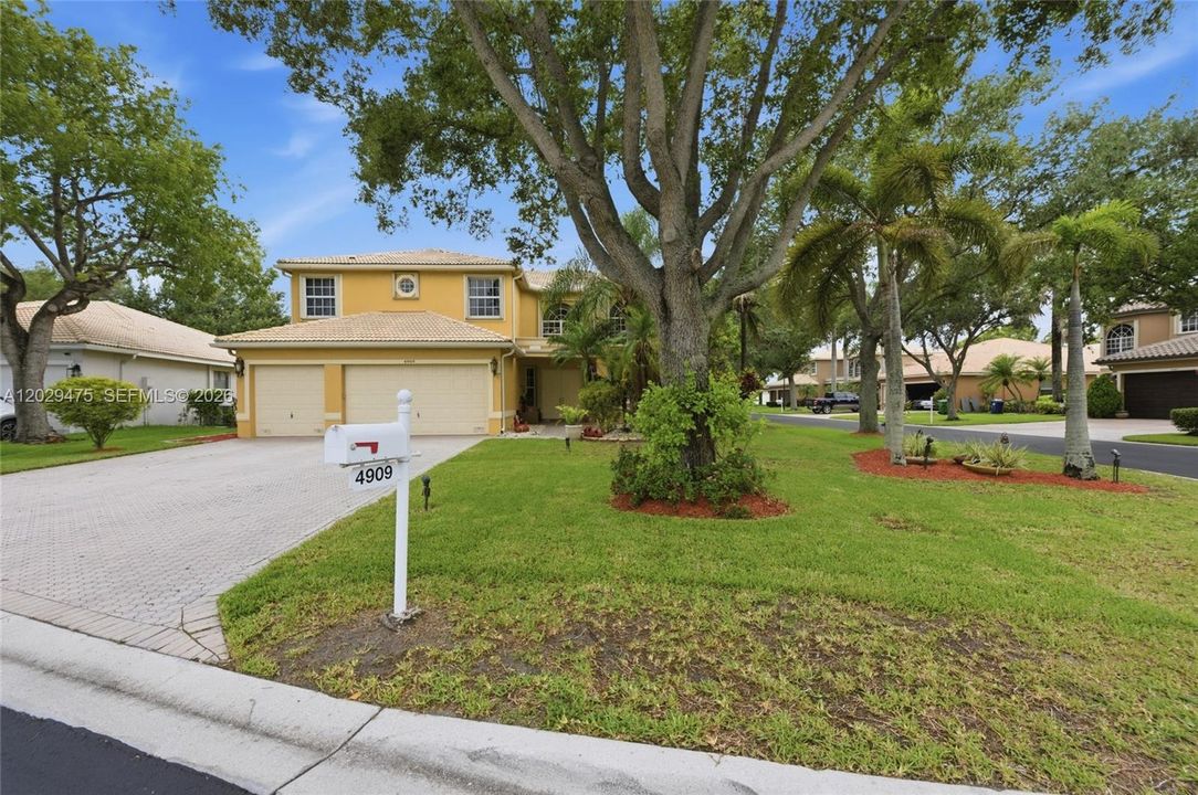 For Sale: $899,000 (5 beds, 3 baths, 3070 Square Feet)
