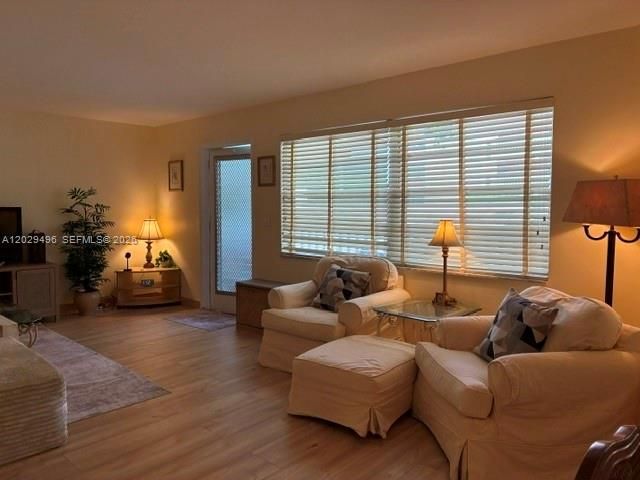 Под контрактом: $2,300 (2 спален, 2 ванн, 1100 Квадратных фут)