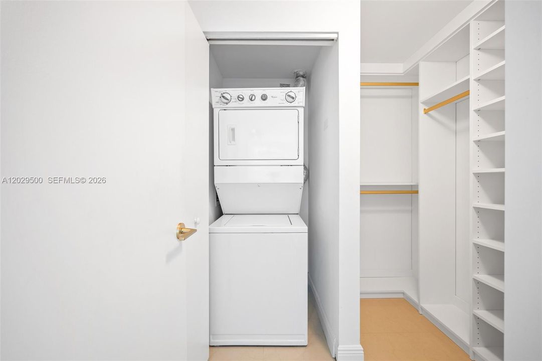 En Venta: $420,000 (1 camas, 1 baños, 877 Pies cuadrados)