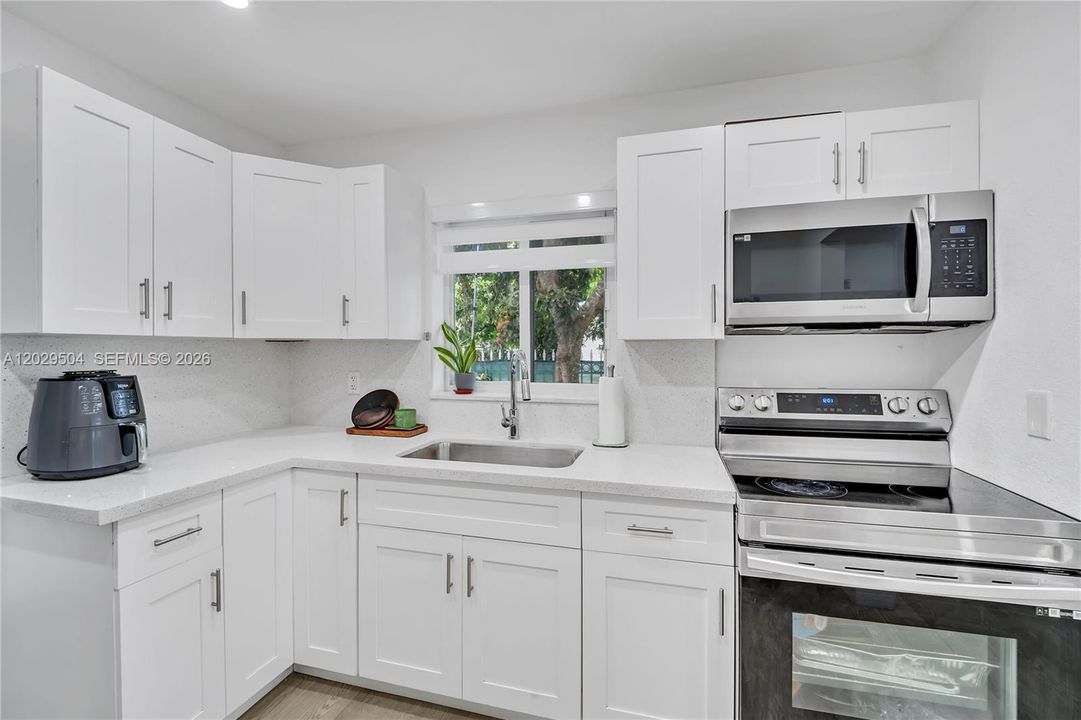 For Sale: $515,000 (3 beds, 2 baths, 960 Square Feet)