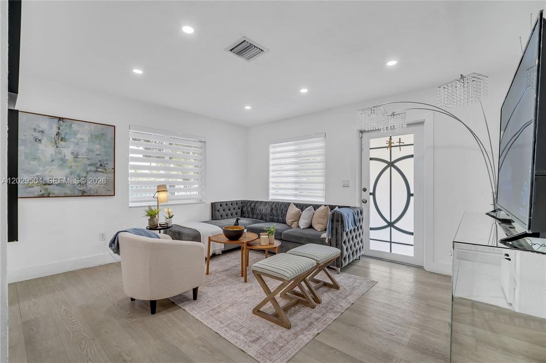 For Sale: $515,000 (3 beds, 2 baths, 960 Square Feet)