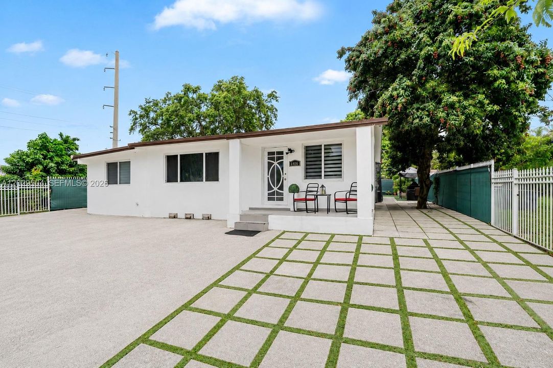 For Sale: $515,000 (3 beds, 2 baths, 960 Square Feet)