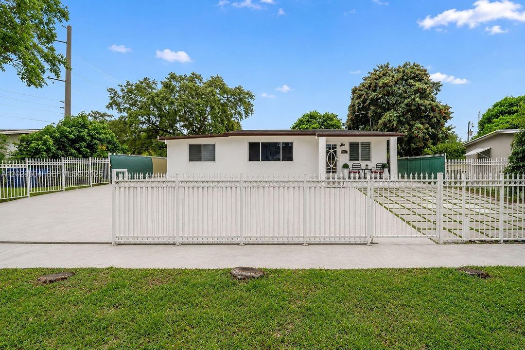 For Sale: $515,000 (3 beds, 2 baths, 960 Square Feet)