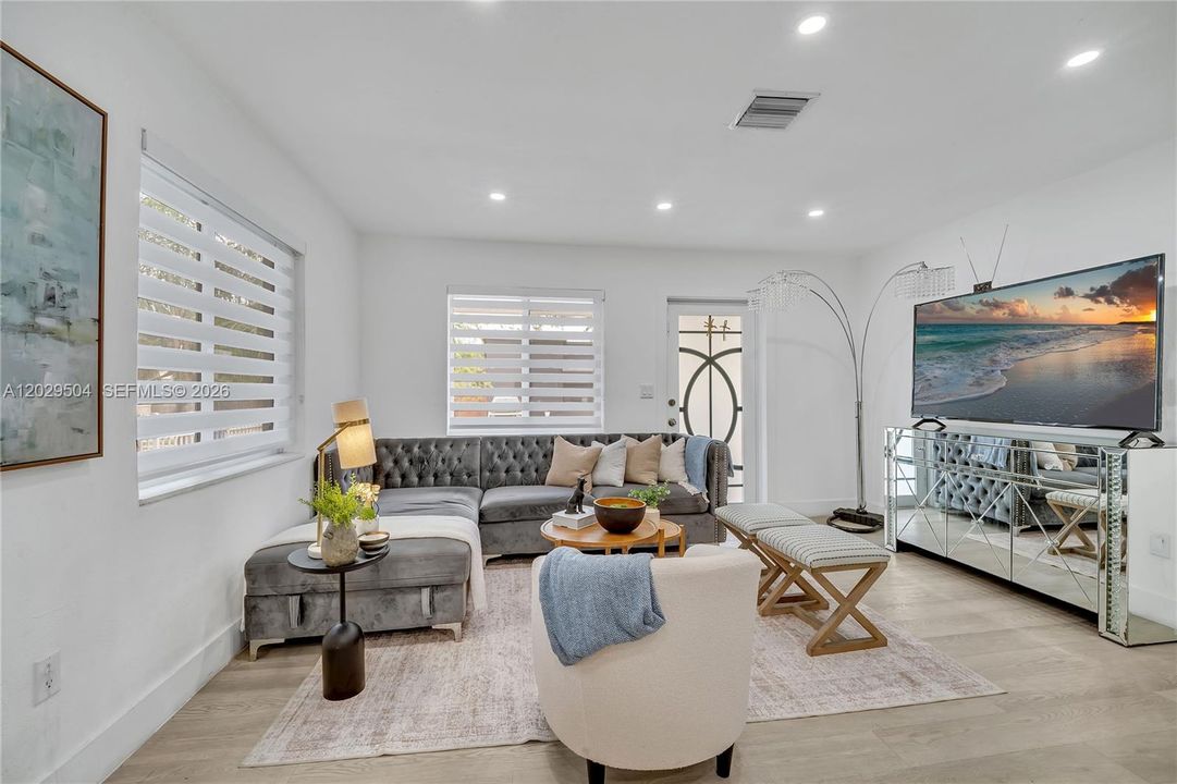 For Sale: $515,000 (3 beds, 2 baths, 960 Square Feet)