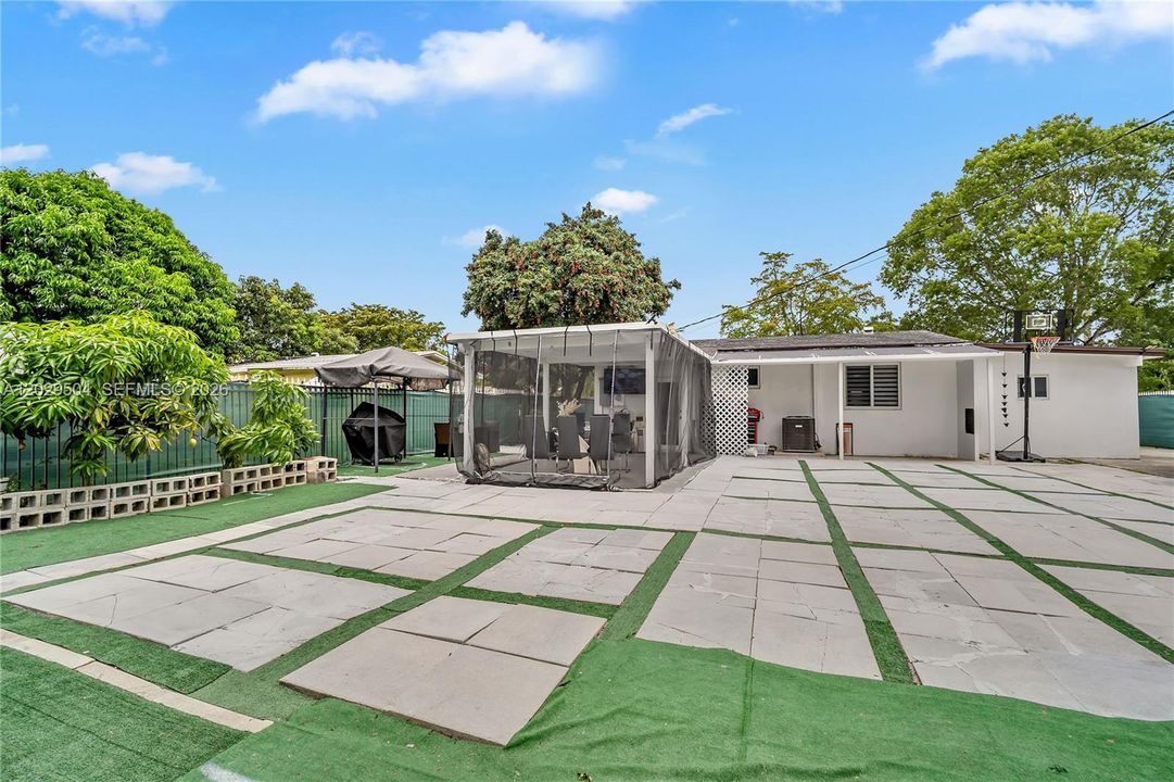 For Sale: $515,000 (3 beds, 2 baths, 960 Square Feet)