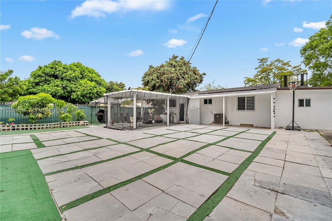 For Sale: $515,000 (3 beds, 2 baths, 960 Square Feet)