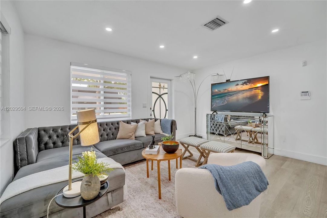 For Sale: $515,000 (3 beds, 2 baths, 960 Square Feet)