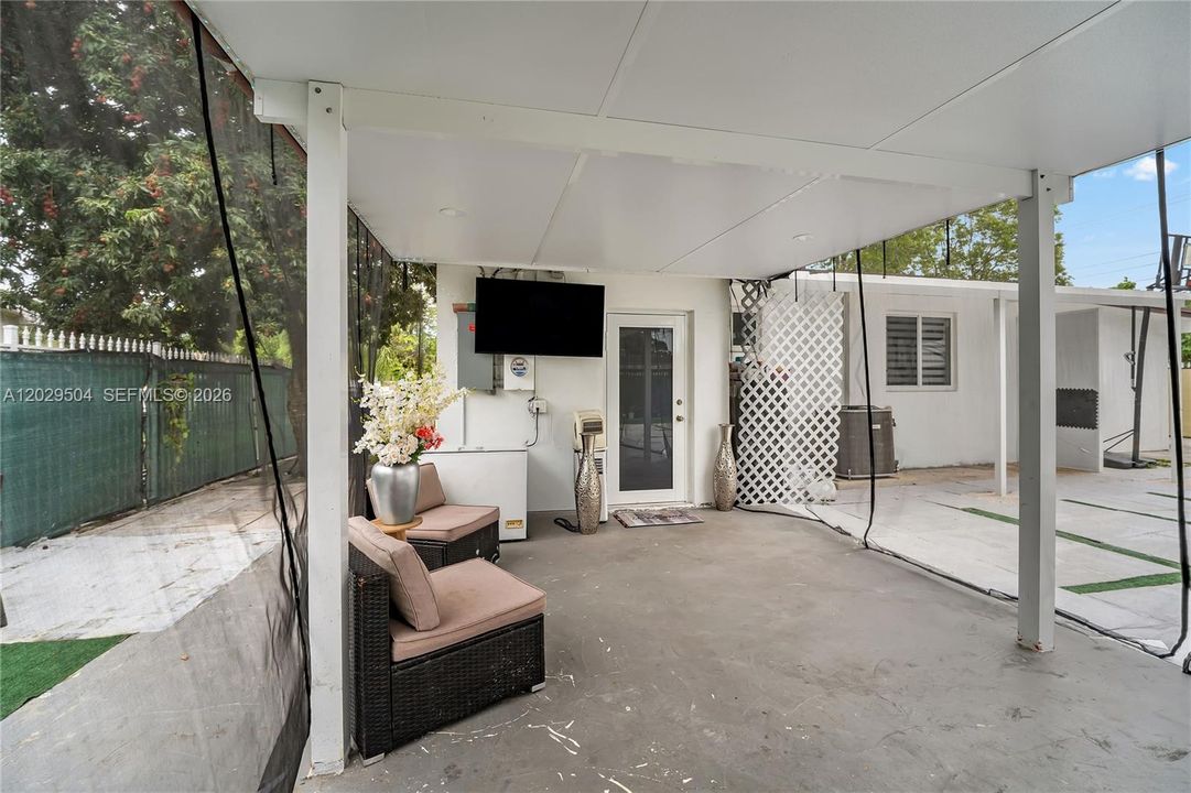 For Sale: $515,000 (3 beds, 2 baths, 960 Square Feet)