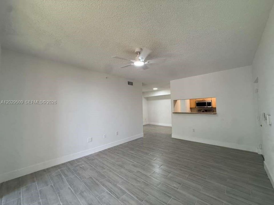 Active With Contract: $1,935 (1 beds, 1 baths, 730 Square Feet)