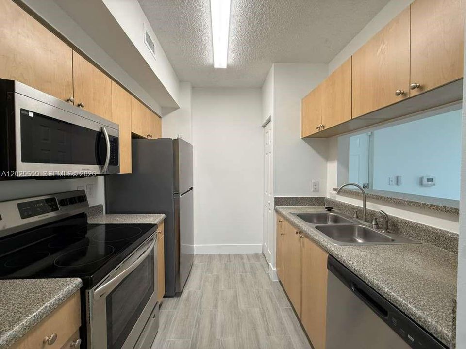 Active With Contract: $1,935 (1 beds, 1 baths, 730 Square Feet)