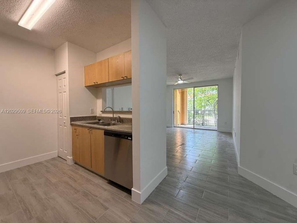 Active With Contract: $1,935 (1 beds, 1 baths, 730 Square Feet)