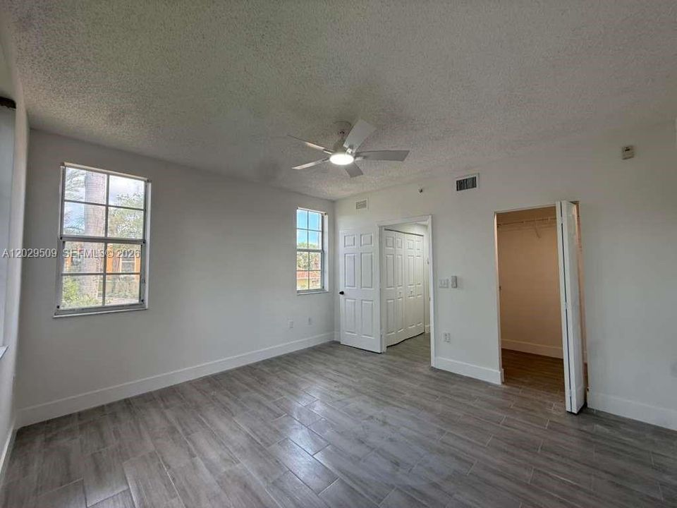 Active With Contract: $1,935 (1 beds, 1 baths, 730 Square Feet)