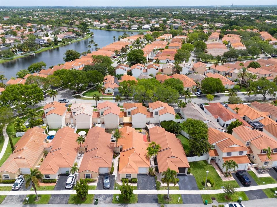Под контрактом: $525,000 (3 спален, 2 ванн, 1356 Квадратных фут)