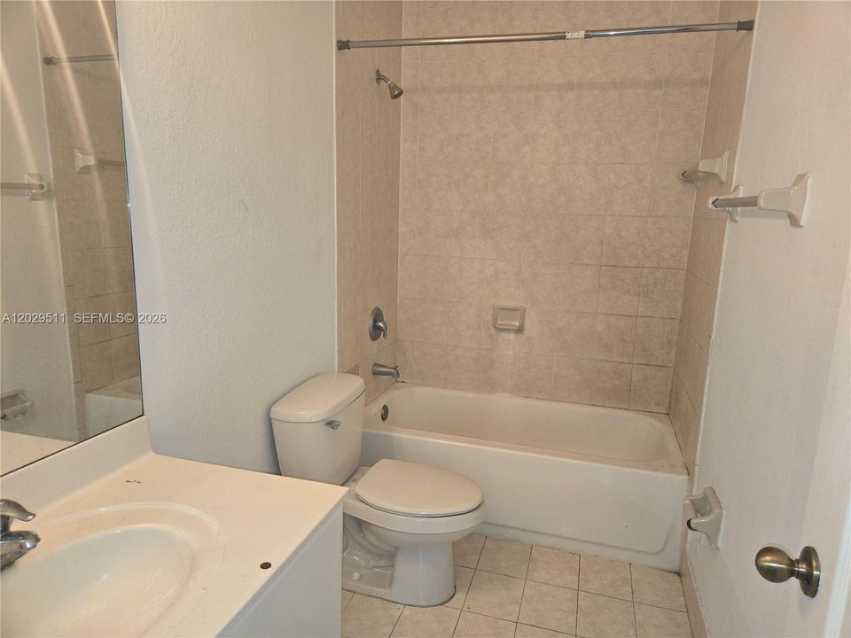 Activo con contrato: $1,900 (3 camas, 2 baños, 1182 Pies cuadrados)