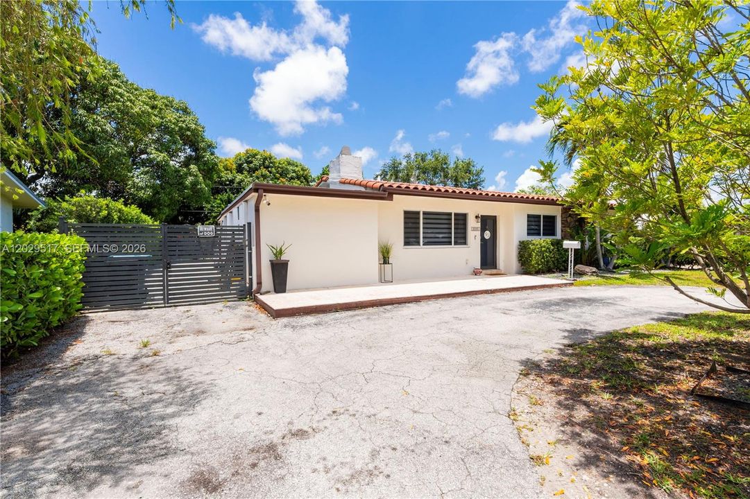 Active With Contract: $699,900 (4 beds, 2 baths, 1404 Square Feet)