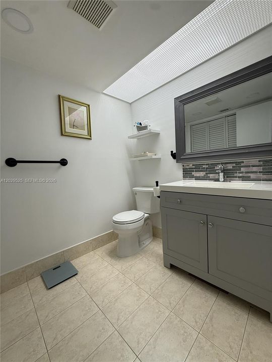 For Sale: $220,000 (1 beds, 1 baths, 1046 Square Feet)