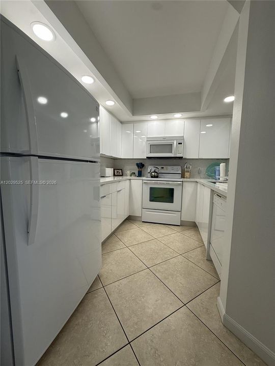 For Sale: $220,000 (1 beds, 1 baths, 1046 Square Feet)
