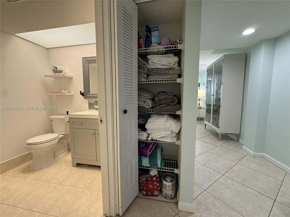 For Sale: $220,000 (1 beds, 1 baths, 1046 Square Feet)