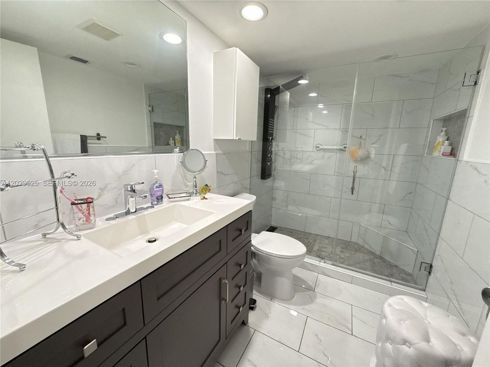 For Sale: $220,000 (1 beds, 1 baths, 1046 Square Feet)