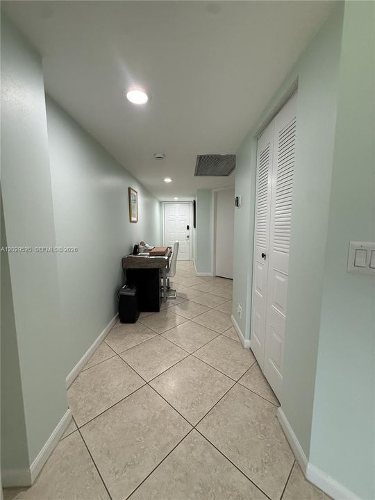 For Sale: $220,000 (1 beds, 1 baths, 1046 Square Feet)