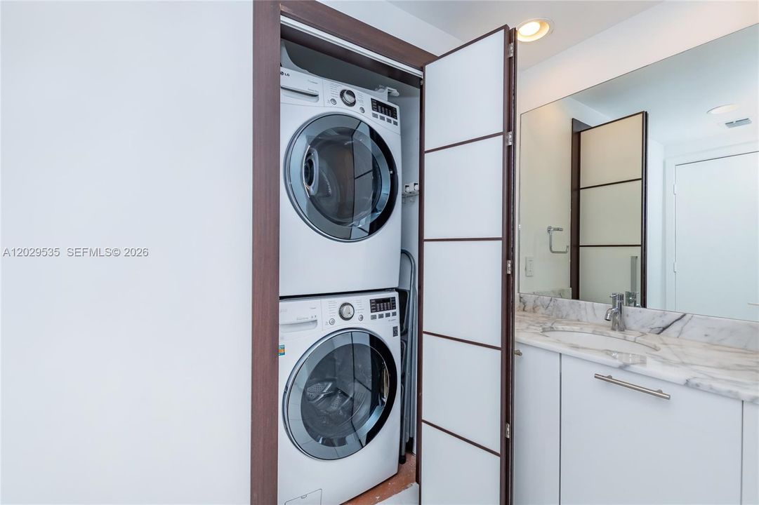 Active With Contract: $5,300 (2 beds, 2 baths, 1289 Square Feet)