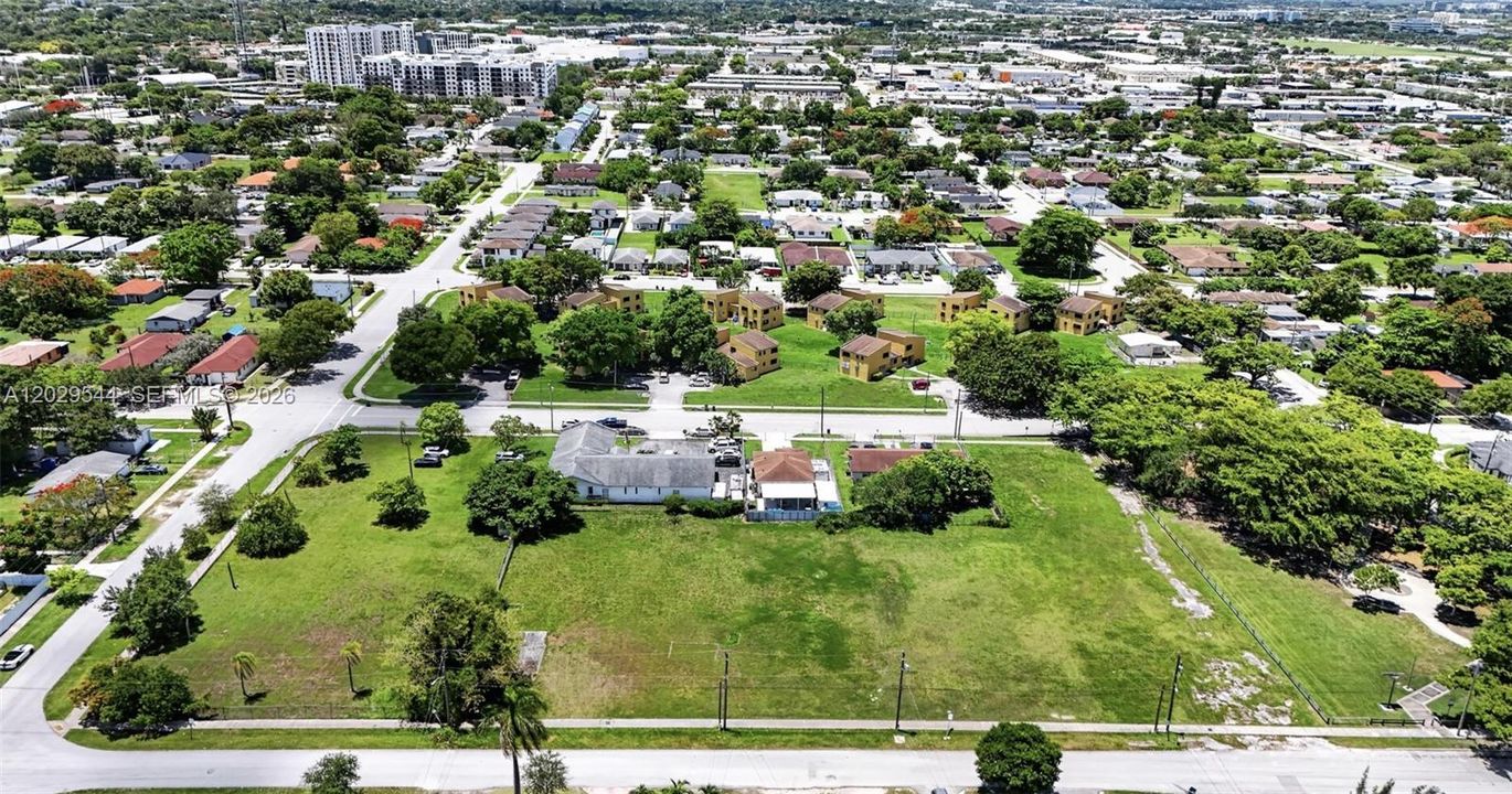 На продажу: $1,175,000 (0.64 acres)
